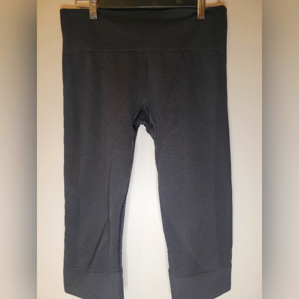 Lululemon Grey leggings Size 8 ⭐️Host Pick⭐️ - Picture 2 of 7